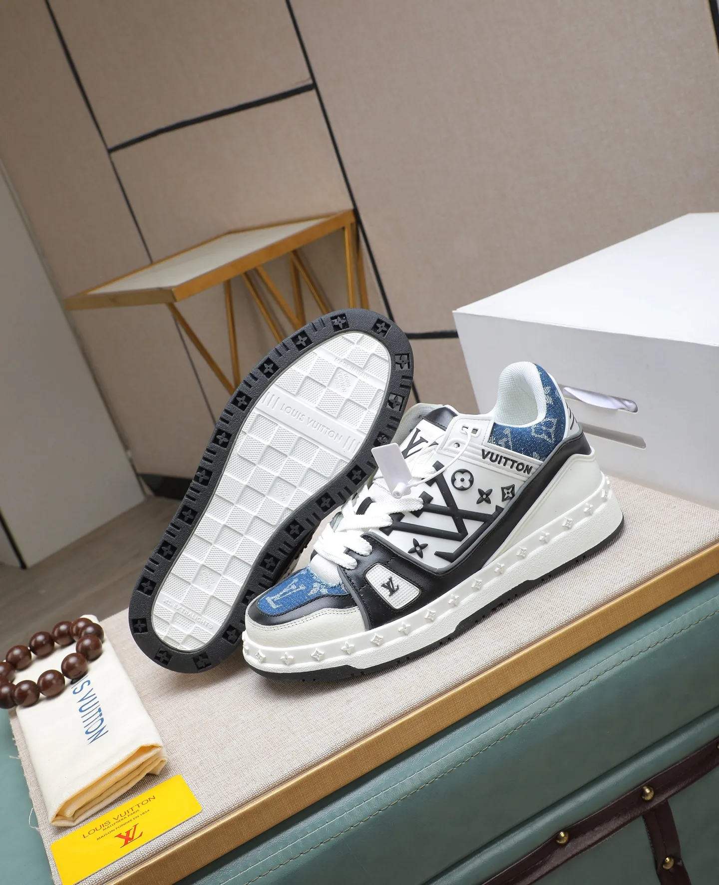Men's men's shoes 💰640 LV are novel and fashionable, the uppers are made of imported cowhide, and they have a super trendy design! It’s eye-catching! The leather is soft, delicate, shiny and translucent, showing the ultimate hand-made craftsmanship, the tongue has the LV logo, and the mesh upper is soft, comfortable and breathable! Size: 38-44 (45 customized